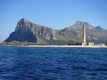 Il Faro Di San Vito Lo Capo sullo sfondo il Monte Monaco